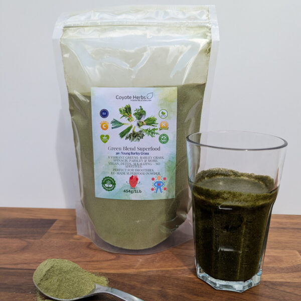 Refreshing green detox smoothie with fruit, ready to drink from our superfood powder.